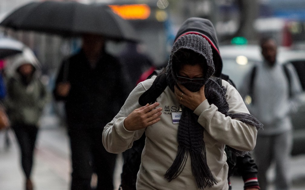  Pedestres enfrentam frio e garoa na manhã desta terça-feira (18) em São Paulo (Foto: Marivaldo Oliveira/Código19/Estadão Conteúdo)