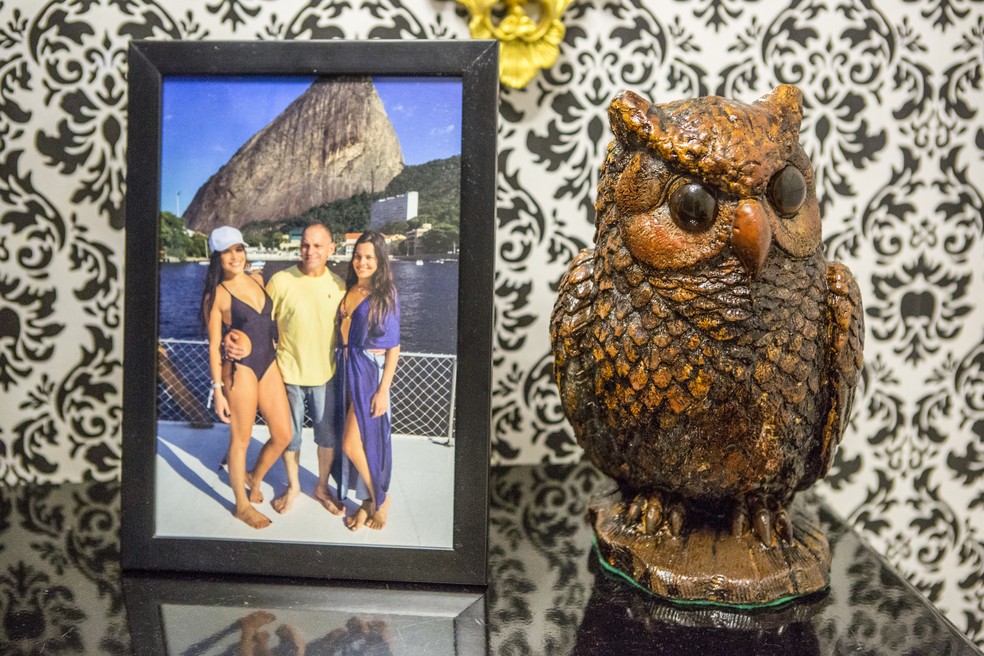 Como a mãe de Emilly amava corujas, estátuas da ave estão espalhadas pela casa (Foto: Felipe Monteiro / Gshow)