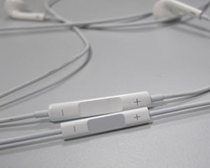 A Apple ainda fez um controle maior e mais fácil de ser usado nos EarPods  (Foto: Laura Brentano/G1)