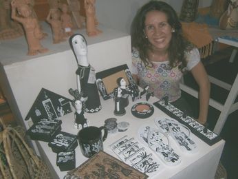 Claudia Nem é artesã e artista plástica há 10 anos (Foto: Fredson Navarro / G1)