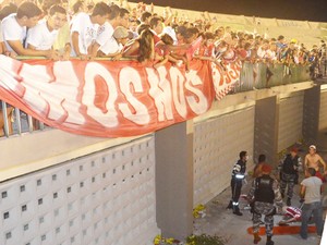 Torcedor do Auto Esporte caiu de uma altura de pelo menos três metros durante partida do Paraibano, em João Pessoa (Foto: Hévilla Wanderley / GloboEsporte.com)