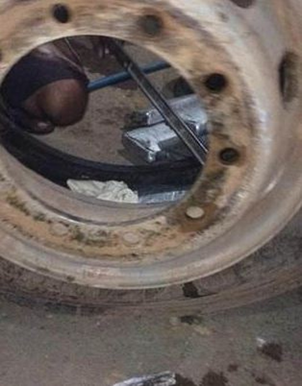 Droga estava dentro de móveis e foi encontrada por cães farejadores  (Foto: Divulgação/PF-AC )