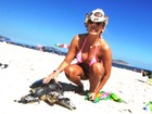 Ângela Bismarchi faz boa ação e salva tartaruga marinha