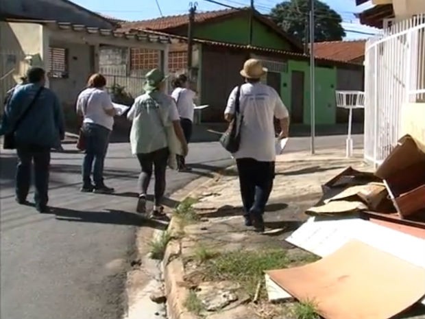 Agentes e servidores pblicos fazem mutiro contra a dengue em Jundia (Foto: Reproduo/ TV TEM)