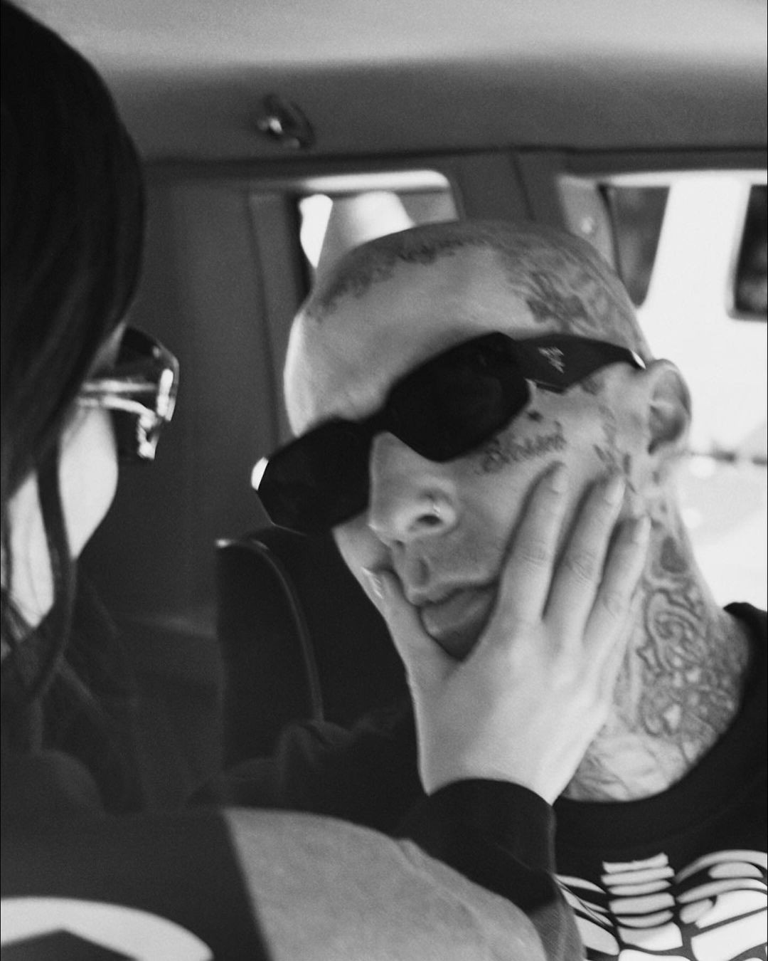 Kourtney Kardashian dá carro para Travis Barker (Foto: Reprodução/Instagram) Kourtney Kardashian dá carro para Travis Barker (Foto: Reprodução/Instagram)