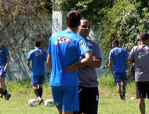 Edson Souza conversa com jogadores no Estádio do Trabalhador (Foto: Reprodução/TV Rio Sul)