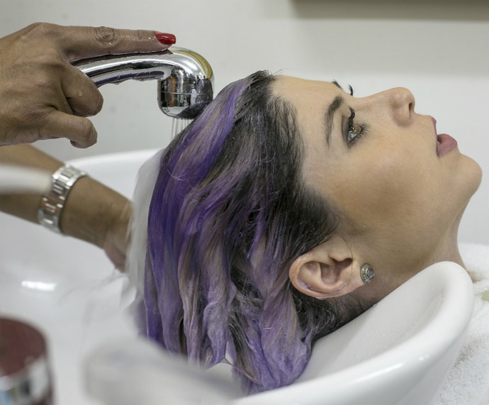 Julianne Trevisol pinta os cabelos de lilás para o Gshow (Foto: Ellen Soares/Gshow)