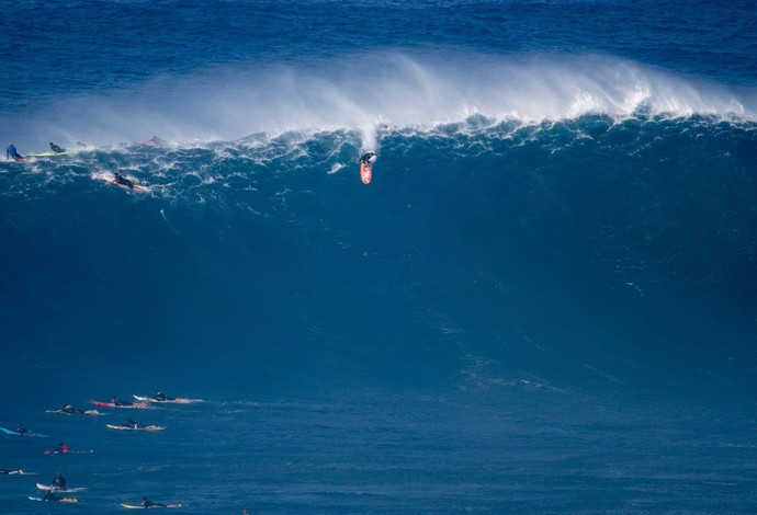 Scooby surfa onda gigante na remada em Jaws (Foto: Divulgação)