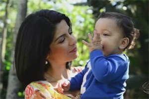 Jornalista Priscilla Sampaio e o filho Benjamin (Foto: Reprodução/TV Globo)