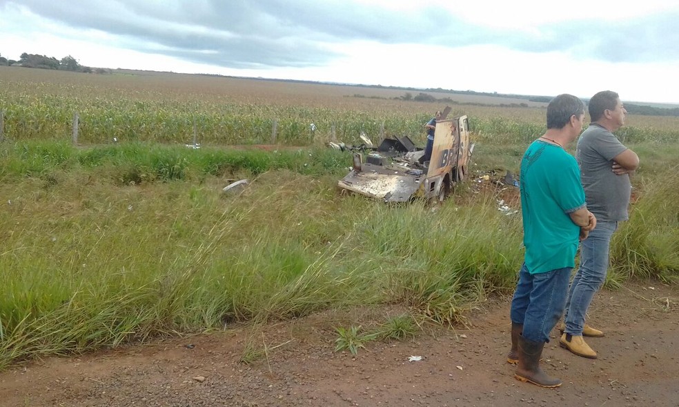 Carro-forte destruído por assaltantes (Foto: Polícia Civil/Divulgação)