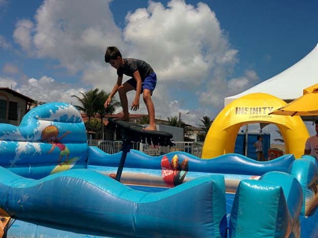 Surf mecânico é uma das atrações do Estação Verão (Foto: Rafael Barbosa/G1)