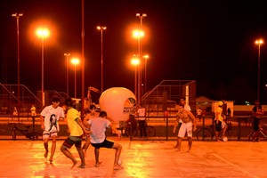 Manutenção da iluminação na praça do Conjunto Cabos e Soldados facilita a prática esportiva no local (Foto: Marcos Lima Divulgação/Prefeitura de Boa Vista)