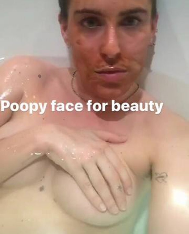 De máscara facial, filha de Demi Moore e Bruce Willis posa nua na banheira - Revista Quem