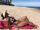 Scheila Carvalho tira onda em foto de biquíni na praia