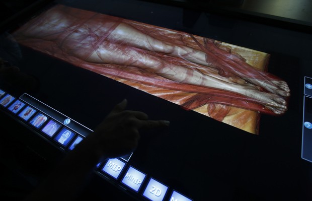 Especialistas demonstram funcionamento de autópsia digital. (Foto: Reuters/Bazuki Muhammad)