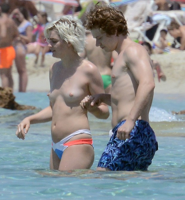 Alfie Allen beija loira na Espanha (Foto: AKM-GSI)