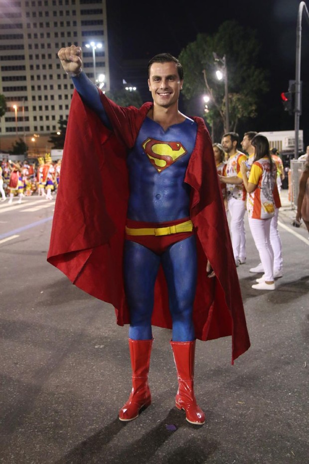 Paulo Dalagnoli vestido de super homem (Foto: Daniel Pinheiro/AgNews )