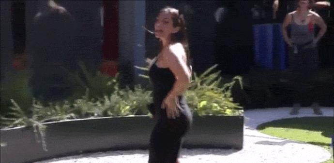 Elettra rebola e provoca na saída do Gran Hermano (Foto: Tele Cinco)