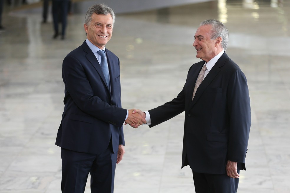 Brasília - Presidentes Maurício Macri, da Argentina, e Michel Temer se cumprimentam no Palácio do Planalto  (Foto: Antonio Cruz/Agência Brasil)