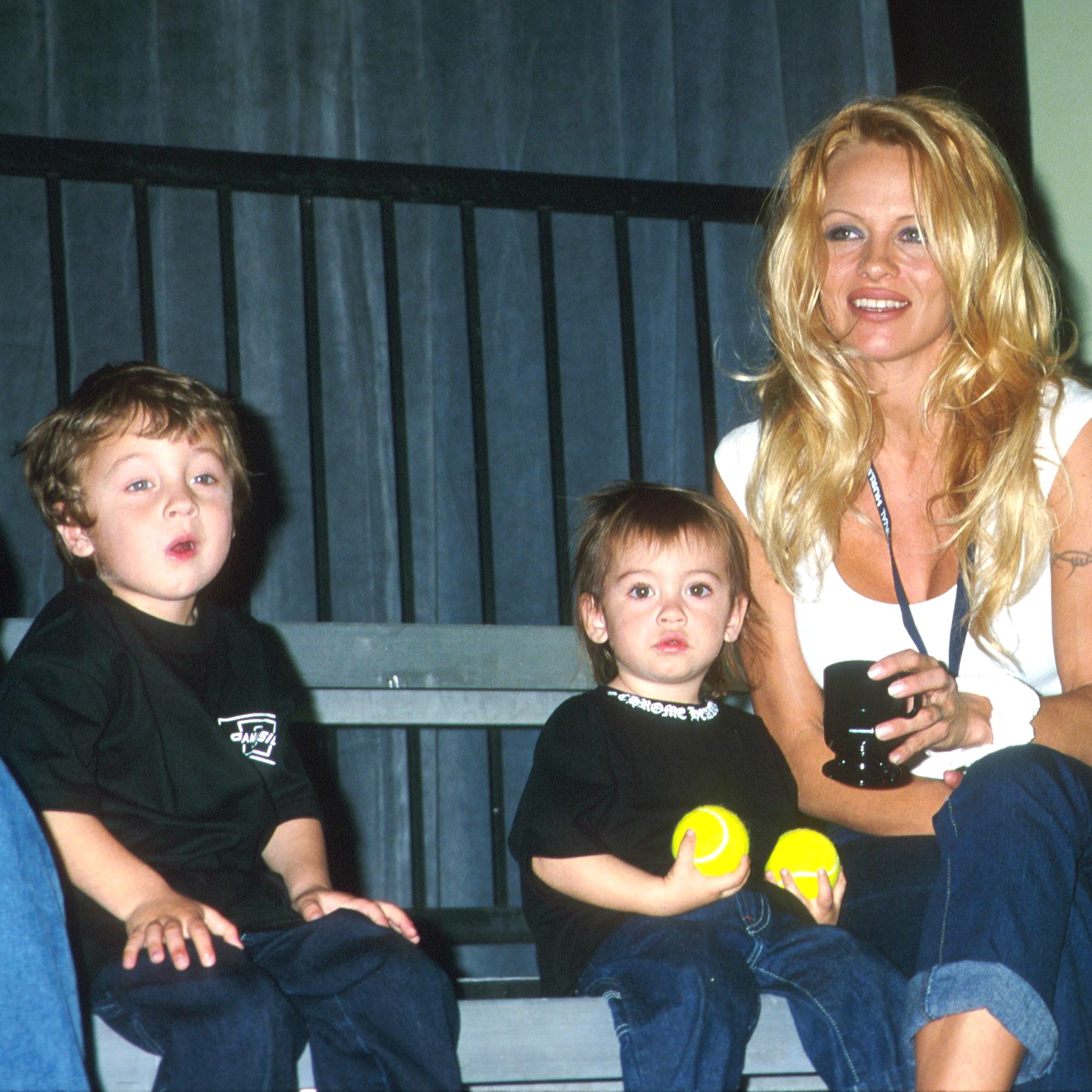 A atriz Pamela Anderson deu à luz os dois filhos (Brandon e Dylan) em casa, por meio da técnica do parto n'água. (Foto: Getty Images)