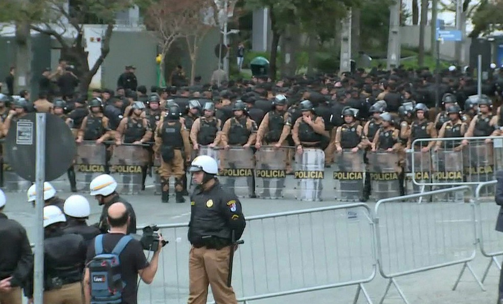 Dezenas de policiais fazem segurança no entorno da sede da Justiça Federal de Curitiba (Foto: Reprodução)