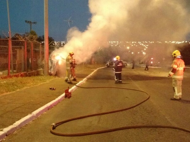 Bombeiros apagam incêndio em carro que capotou durante perseguição (Foto: CBMDF/Divulgação)