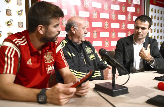 Pique e Del Bosque Coletiva Espanha (Foto: Agência EFE)