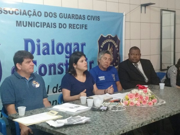Priscila Krause ouviu demandas de guardas municipais e apresentou propostas em debate (Foto: Penélope Araújo/G1)
