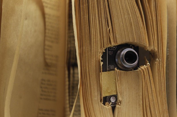 Câmera fotográfica escondida dentro de livro (Foto: Ina Fassbender/Reuters)