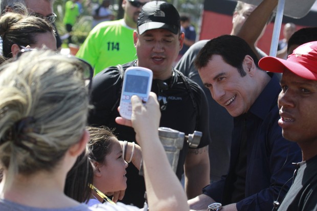 John Travolta tira foto com fãs (Foto: Dilson Silva e André Freitas  / Agnews)