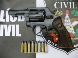 Um revólver calibre 38 e oito munições foram apreendidas (Foto: Polícia Civil/Divulgação)