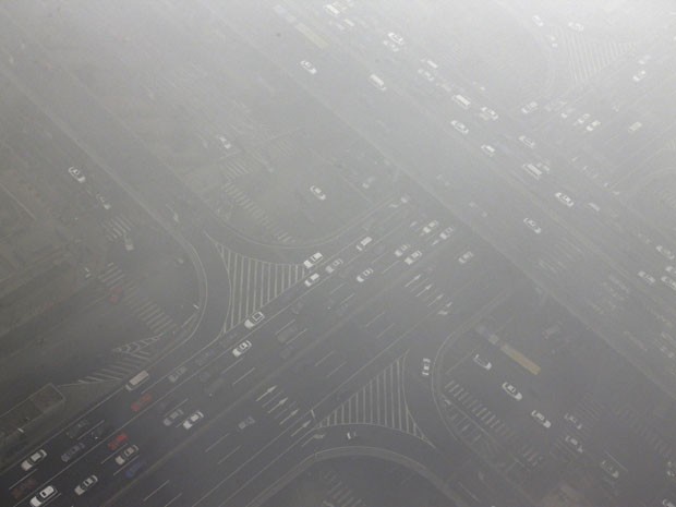 Visão aérea de cruzamento em Pequim feito nesta quarta-feira (30). Capital chinesa emitiu novo alerta de poluição (Foto: Jason Lee/Reuters)