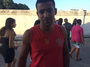 Irmão de Elisângela, cosmo Barbosa, usou o colar com três pingentes de crianças, que ela usava simbolizando seus três filhos (Foto: Fernanda Rouvenat / G1)