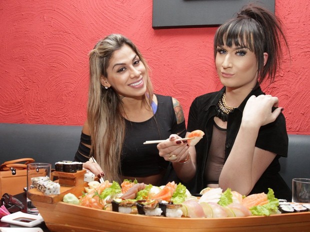 Ex-BBBs Vanessa e Serginho em restaurante em São Paulo (Foto: Paduardo/ Ag. News)