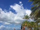 Aline Riscado posa de biquíni na praia com o filho e mostra o corpão
