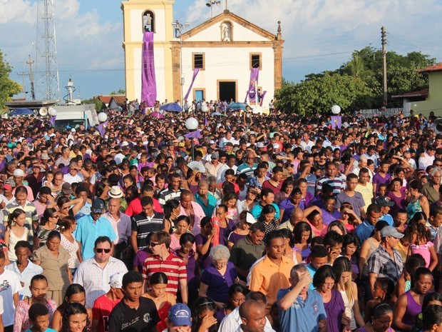 Fiéis acompanham Procissão de Bom Jesus dos Passos em Oeiras, no Piauí (Foto: Pedro Santiago/G1)