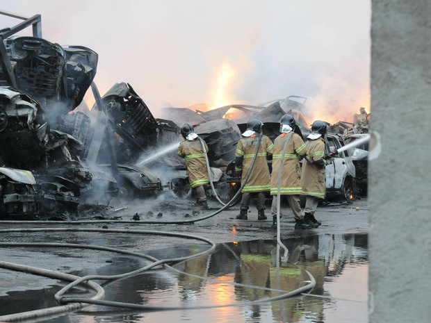 Incêndio de grandes proporções atinge um depósito de automóveis na Rua do Feijão, na Penha, Zona Norte do Rio de Janeiro, na tarde deste sábado (9). (Foto: Cacau Fernandes/Agência O Dia/ Estadão Conteúdo) Incêndio de grandes proporções atinge um depósito de automóveis na Rua do Feijão, na Penha, Zona Norte do Rio de Janeiro, na tarde deste sábado (9). (Foto: Cacau Fernandes/Agência O Dia/ Estadão Conteúdo)