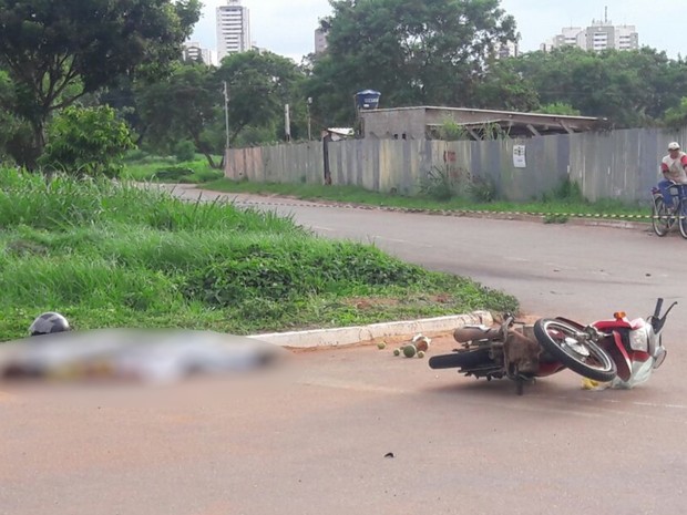 Motociclista morre após bater na lateral de caminhão em Goiânia, Goiás (Foto: Divulgação/Dict)