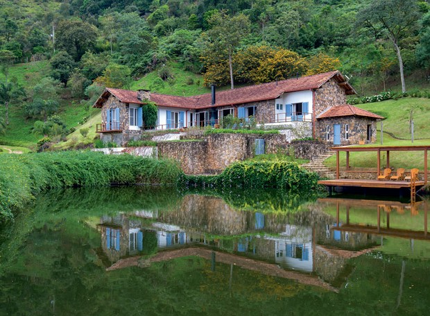 Casa Pilotis implantada em cenário natural