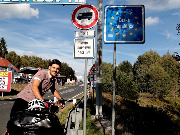 O mexicano Gabriel Tarriba, que vai de Londres a Pequim de bicicleta, na Sérvia (Foto: Arquivo pessoal)