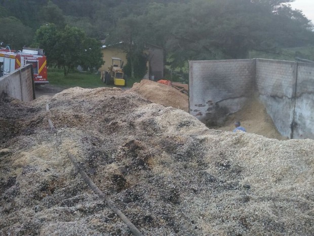 Combustão em serragem é de difícil combate, informaram os bombeiros de SC (Foto: CBM/Divulgação)