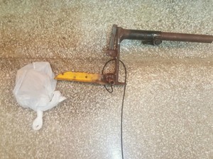 Arma artesanal é feita com cano, pólvora e fios e disparou contra jovem que tentou invadir lanchonete (Foto: Anny Barbosa/G1) Arma artesanal é feita com cano, pólvora e fios e disparou contra jovem que tentou invadir lanchonete (Foto: Anny Barbosa/G1)