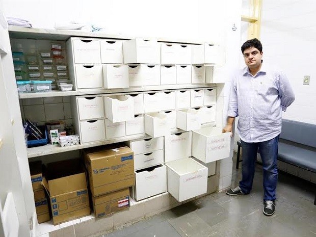 O deputado distrital Rodrigo Delmasso mostra gavetas vazias em farmácia de hospital público do DF (Foto: Rogério Lopes/Divulgação)