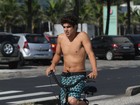 Caio Castro curte praia do Rio acompanhado por loira