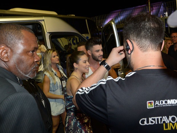 Andressa Suita e Gusttavo Lima chegam no local de show em Goiânia (Foto: Francisco Cepeda/ Ag. News)