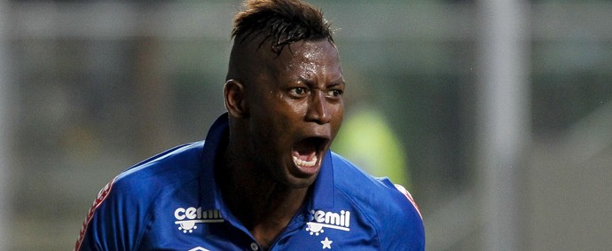 Riascos comemora primeiro gol com a camisa do Cruzeiro e vitória no clássico (Foto: Light Press) Riascos comemora primeiro gol com a camisa do Cruzeiro e vitória no clássico (Foto: Light Press)