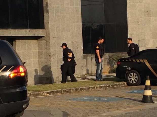 Malotes são levados à sede da Polícia Federal, em São Paulo (Foto: Tatiana Santiago/SP)