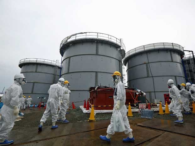 Trabalhadores vestem roupas especiais para trabalhar na usina de Fukushima. (Foto: Tomohiro Ohsumi / Pool / Arquivo / Reuters)