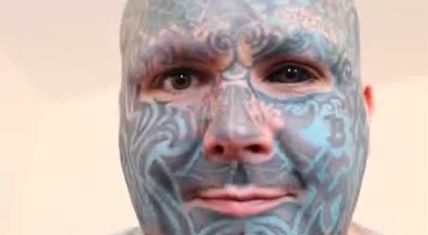 Britânico tem 80% do corpo coberto com tatuagem (Foto: Reprodução/YouTube/mailnewstube24x7)