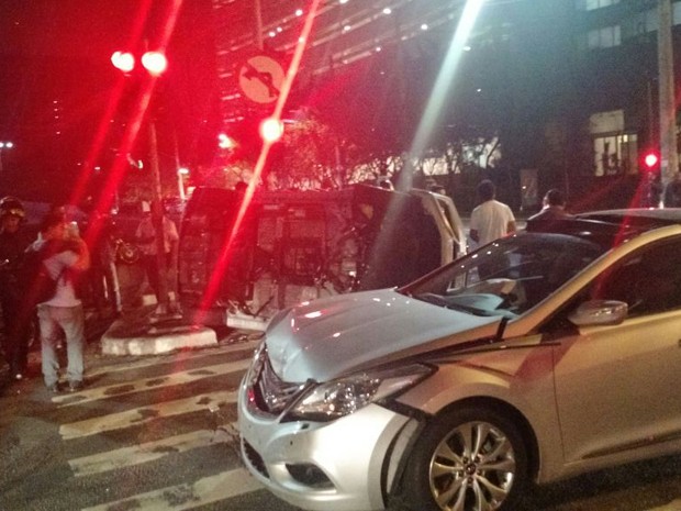 Carros após colisão na Avenida Dr. Chucri Zaidan  (Foto: Paulo Guilherme Moraes/ G1)
